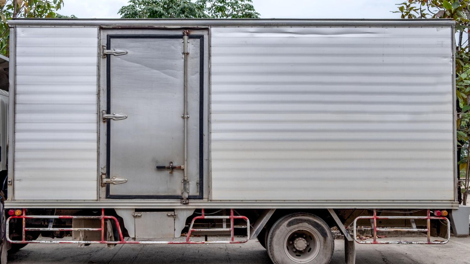 enclosed cargo trailers